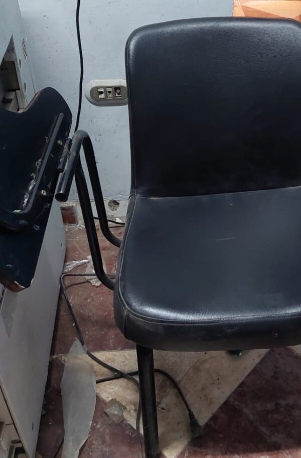 كرسى محاضرات جلد مستعمل 